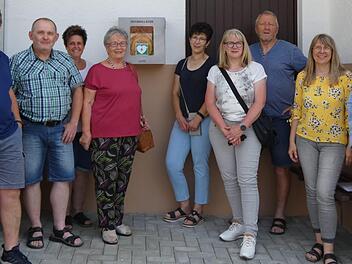 Das Bild entstand bei der &Uuml;bergabe des Defibrillators und zeigt (von links) Markus Pistor, Reiner Schwarz von der FFW Schimmendorf, Tanja Schwarz, Marita Herrmann, Roswitha Strobel, Claudia Heinel, Peter Kolb, Christine Fischer und Gert H&uuml;hnlein.