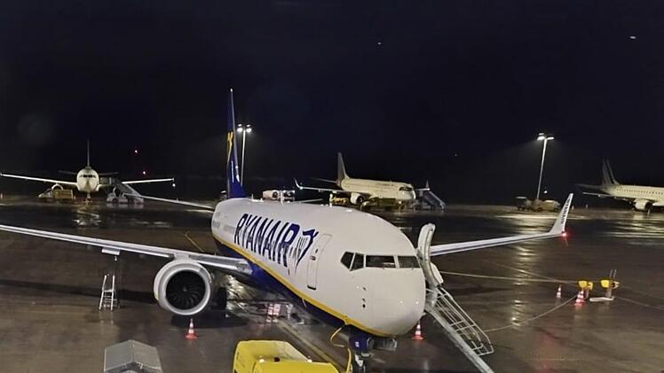Ryanair: Flieger zeigt Feuer an - Mallorca-Urlauber springen aus Panik