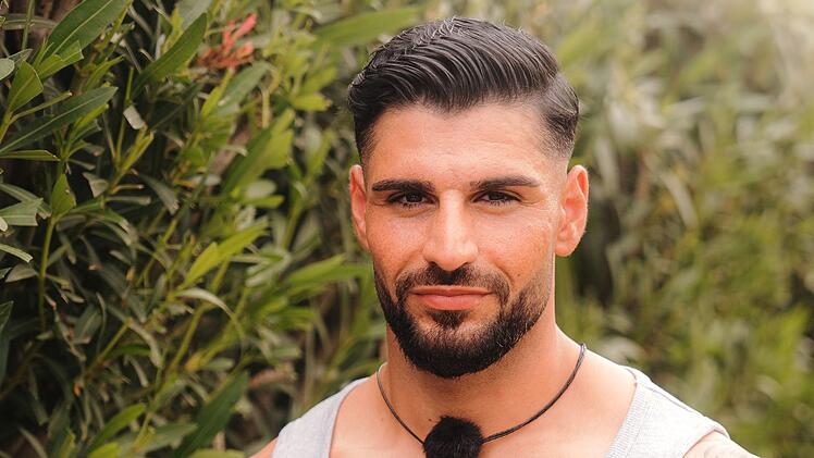 Verf&uuml;hrer Musti kommt Brenda immer n&auml;her.