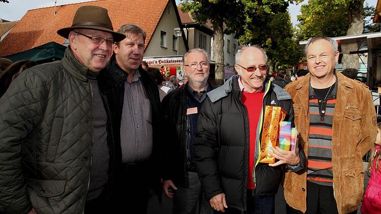 Groß war die Gratulantenschur für Dirigent Karl Berberich (Zweiter von links), der am Marktsonntag 65 wurde. Da durften natürlich (v.l.n.r.) Gemeinderat Georg Dresel, Erster Bürgermeister Andreas Schwarz, Kulturreferent Horst Tuffner und Zweiter Bürgermeister Ludwig Werner nicht fehlen.