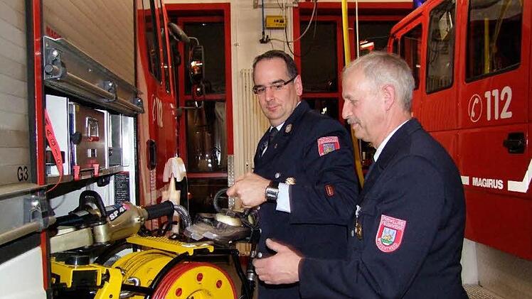 Karl Schneider ist an vielen Posten in seiner Gruppe einsetzbar, wie hier am schweren Gerät bei der technischen Hilfeleistung. Seit 40 Jahren ist er bei der freiwilligen Feuerwehr Wiesentheid aktiv und hat dabei nicht nur unter Kommandant Michael Rückel gedient.