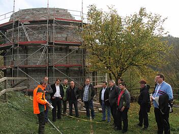 Fritz Maier, Leiter des Forstbetriebes Nordhalben, erklärt die Sanierungsarbeiten, die an der Burgruine Nordeck auf Kosten der Bayerischen Staatsforsten durchgeführt worden sind.  Fotos: Sonja Adam