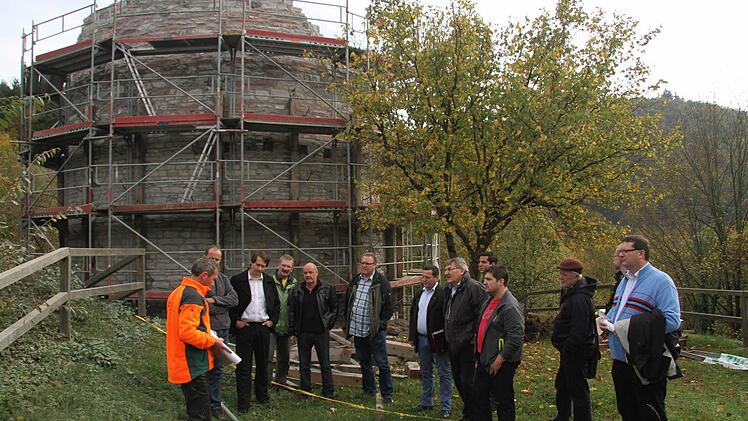 Fritz Maier, Leiter des Forstbetriebes Nordhalben, erklärt die Sanierungsarbeiten, die an der Burgruine Nordeck auf Kosten der Bayerischen Staatsforsten durchgeführt worden sind.  Fotos: Sonja Adam