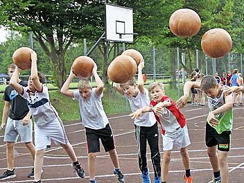 Medizinball-Weitwerfen war eine Station im Bereich des Leichtathletik-Sports. Fotos: Heike Beudert