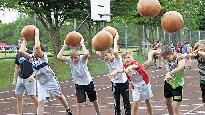 Medizinball-Weitwerfen war eine Station im Bereich des Leichtathletik-Sports. Fotos: Heike Beudert