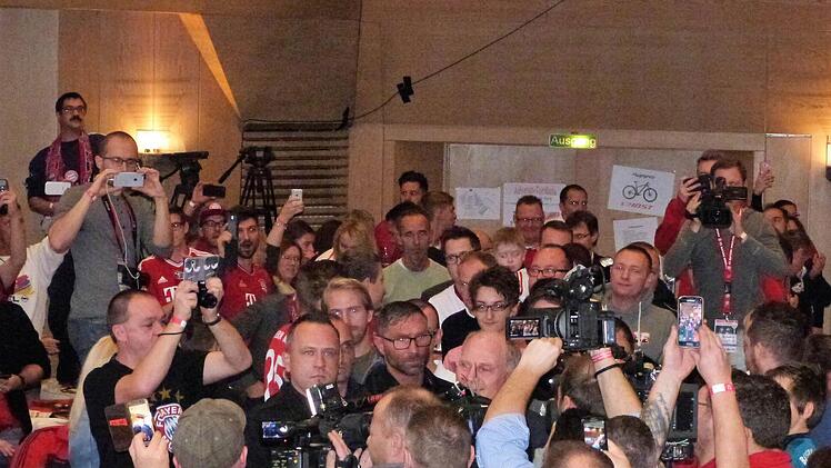 Uli Hoene&szlig; h&auml;lt Einzug in die Fichtelgebirgshalle von Wunsiedel. Foto: Werner Rei&szlig;aus