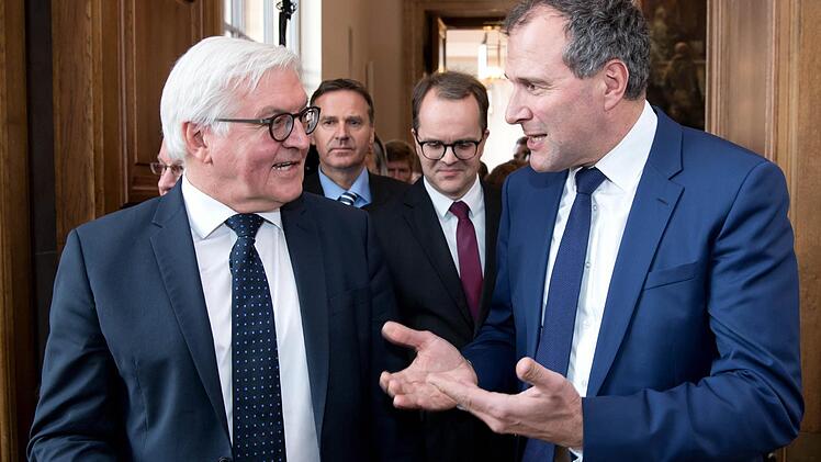 Der Bundespr&auml;sidentenkandidat von Union und SPD Frank-Walter Steinmeier (l, SPD) und der Kandidat der Freien W&auml;hler Alexander Hold kommen in den bayerischen Landtag in M&uuml;nchen (Bayern). Foto: Sven Hoppe/dpa