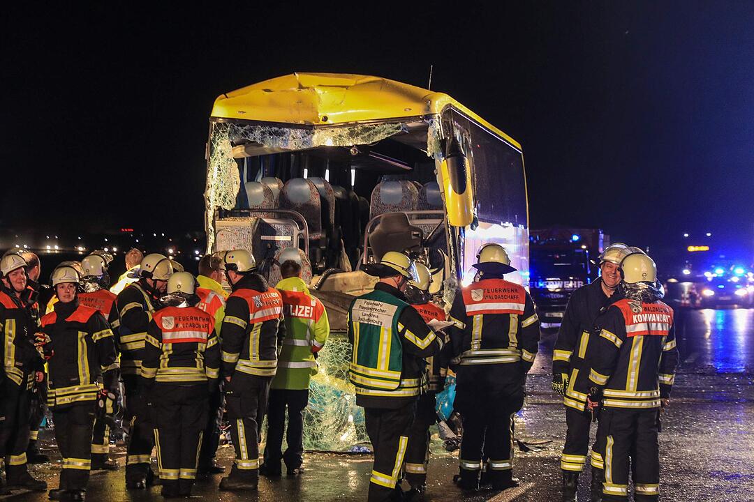Schweres Busunglück auf A3 in Unterfranken: 18 Verletzte - ein Toter