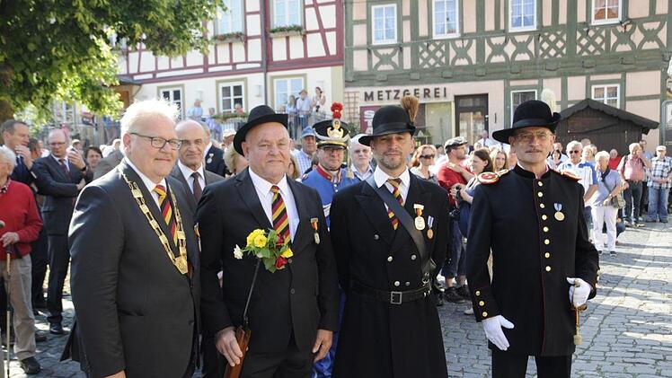 Die Stadt Königsberg vergab Medaillen für 25-malige ununterbrochene Teilnahme am Ausmarsch der Bürgerwehr, von links: Bürgermeister Claus Bittenbrünn, Anton Schäfer, Marco Beck und Hauptmann Manfred Barfuß.Gerold Snater