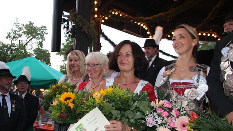 Schützenkönigin Stefanie Böhm im Kreise ihrer Ritterinnen. Foto: Veronika Schadeck