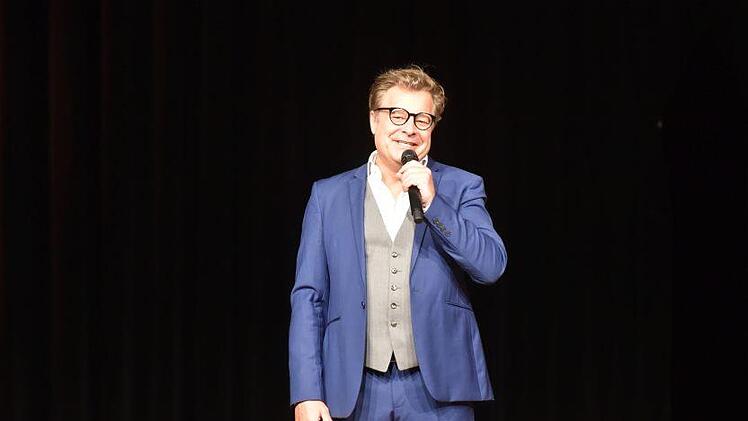 Niko Formanek moderierte die Comedy Gala. Foto: Jens Gundermann
