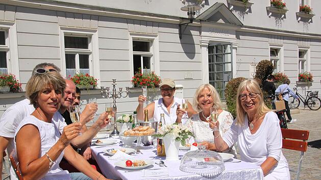 Zur Wei&szlig;en Nacht laden (von links): Sabine Brinkel (Akku), Bernd Riehlein (Fortuna), B&uuml;rgermeister Gerald Brehm, Ali Hussein Mohamid (Adam Pizzeria & Burgerhaus), Andrea Krapf (Kellerbergverein), Babsi Cremer und Anita Kopp (beide Akku).  Foto: Mirjam Stumpf