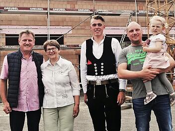 Firmeninhaber Bernhard Wufka (von links) feierte mit Ehefrau Rita, Zimmerer Elias Schießer (Holzbau Wenzel) sowie Sohn und Geschäftsführer Sebastian Wufka mit Tochter.  Foto: Sigismund von Dobschütz