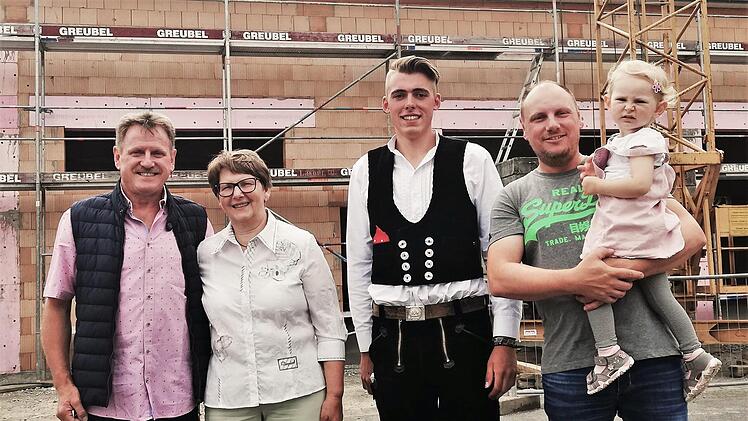 Firmeninhaber Bernhard Wufka (von links) feierte mit Ehefrau Rita, Zimmerer Elias Schießer (Holzbau Wenzel) sowie Sohn und Geschäftsführer Sebastian Wufka mit Tochter.  Foto: Sigismund von Dobschütz