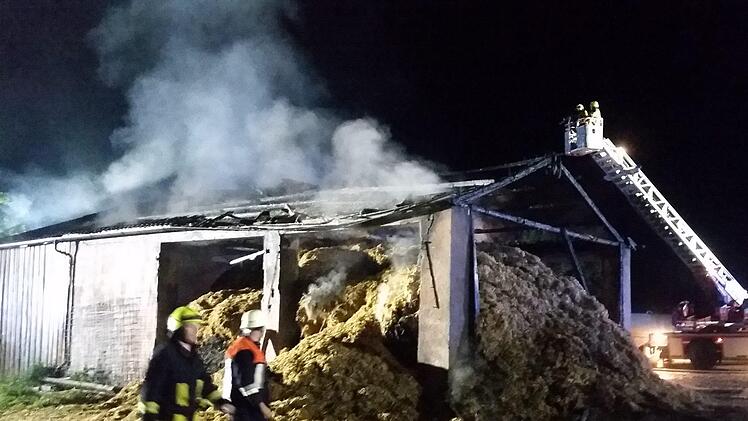 Als die Feuerwehr eintrag, stand die Scheune schon komplett in Flammen. Foto: NEWS5 / Martin