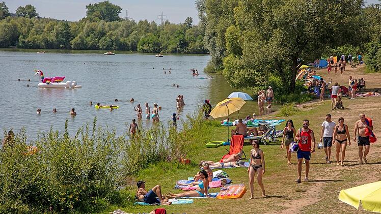 Bei hochsommerlichen Wetter am Rudufersee ist es für die Aktiven der Wasserwacht gar nicht so leicht, den Überblick zu behalten.