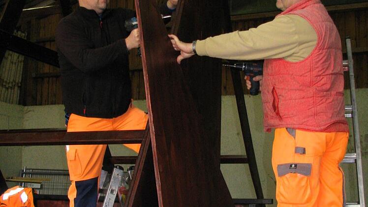 Keine Hexerei, sondern solide Handwerksarbeit ist f&uuml;r den Umbau gefragt. Peter M&ouml;nch (links) und Dieter Weigelt richten das H&auml;uschen f&uuml;r das "H&auml;hrle" her. Foto: Norbert Karbach