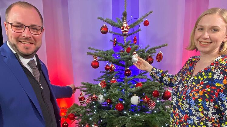 Landrat Sebastian Straubel und Marie Müller-Blech schmücken Ihren Baum mit Kugeln im Wert von 450 Euro. Hier zu sehen ist nur eine kleine Auswahl.