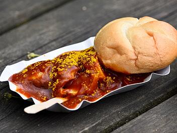 Currywurst mit Br&ouml;tchen