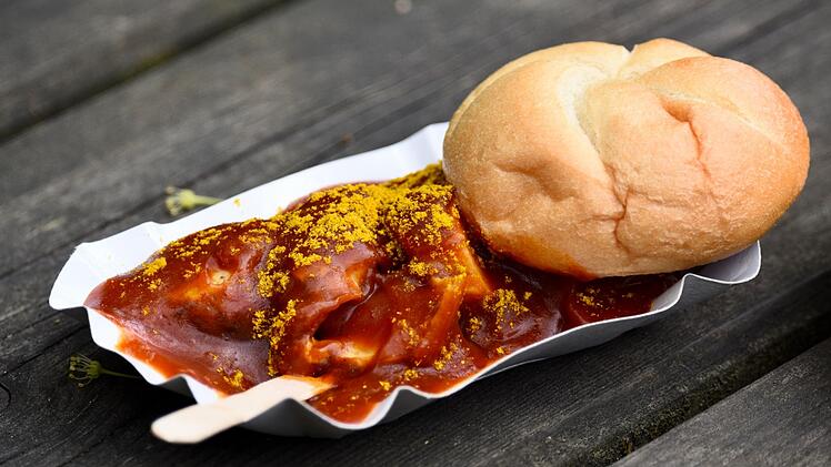 Currywurst mit Br&ouml;tchen