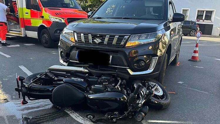 Kreis Forchheim: Autofahrer &uuml;bersieht Biker - 56-J&auml;hriger bei Unfall verletzt