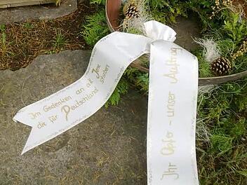 "Ihr Opfer - unser Auftrag": Die Schrift an der Schale beim Blaicher Ehrenmal   weist  in die rechte Szene. Foto: privat