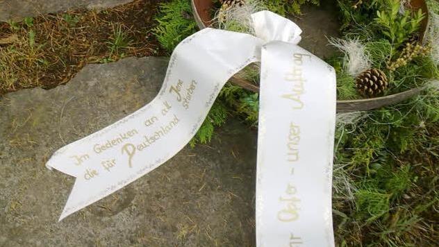"Ihr Opfer - unser Auftrag": Die Schrift an der Schale beim Blaicher Ehrenmal   weist  in die rechte Szene. Foto: privat