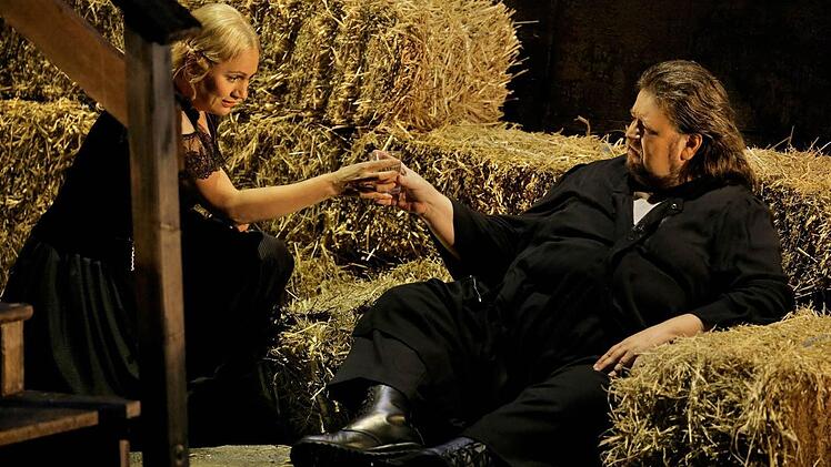 Anja Kampe (Sieglinde) und Johan Botha (Siegmund) Foto: Bayreuther Festspiele/Enrico Nawrath