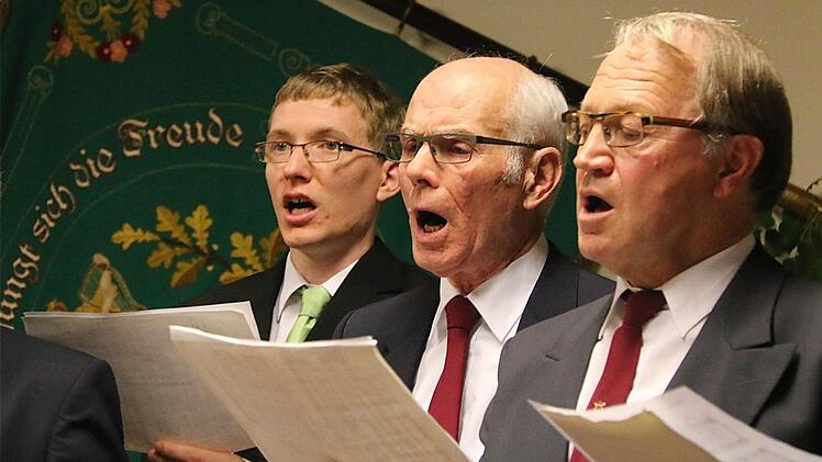 Die Sänger des MGV Harmonie 1897 Obereschenbach erfreuten die Zuhörer des Liederabends in der Eschenbachhalle ebenso wie die Interpreten der fünf Gastchöre. Foto: Gerd Schaar