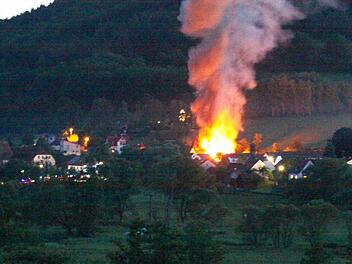 Mehrere Meter hohe Flammen und eine hohe Rauchsäule standen Mitte Juni 2013 über Eckarts: Das viele Holz der Scheune und die brennenden Reifen fachten die Flammen an. Es brannte im Anwesen des Feuerwehr-Kommandanten Martin Stoeck. Archivfoto: Thomas Dill