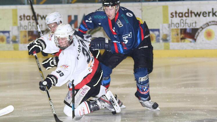 Haßfurts David Franek (links) wird von Selbs Fabian Bauer zu Fall gebracht, kann den Puck aber noch weiterspielen.