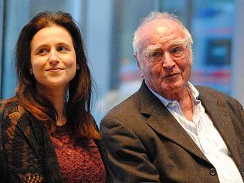 Martin Walzer mit Thekla Chabbi, die einige Kapitel und Informationen übers Tangotanzen zum neuen Roman beigesteuert hat.  Foto: Carolin Herrmann