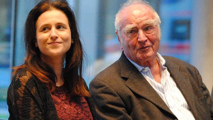 Martin Walzer mit Thekla Chabbi, die einige Kapitel und Informationen übers Tangotanzen zum neuen Roman beigesteuert hat.  Foto: Carolin Herrmann