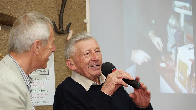 Karl Heilmann (rechts) erzählt aus seinen Kindheitstagen.Foto: Arkadius Guzy
