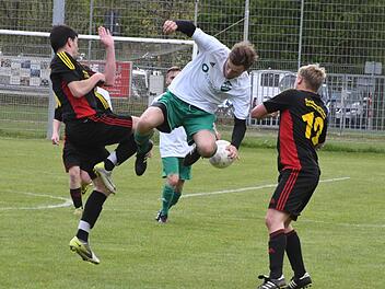 Der Garitzer Julian Thomas findet zwar einen Weg vorbei an Thorsten Dietz (links) und Patrick Stäblein von der SG Heustreu. Doch der Ball hat sich für eine andere Richtung entschieden. Foto: Hopf