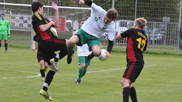 Der Garitzer Julian Thomas findet zwar einen Weg vorbei an Thorsten Dietz (links) und Patrick Stäblein von der SG Heustreu. Doch der Ball hat sich für eine andere Richtung entschieden. Foto: Hopf