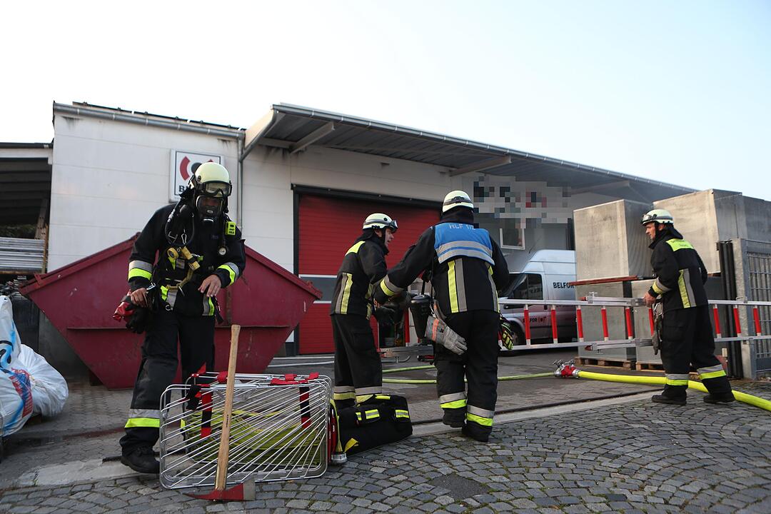 Nürnberg: Brand in Lagerhalle