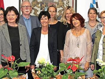 Schulamtsdirektor Uwe Dörfer und Schulrätin Kerstin Zapf zeichneten Lehrerinnen und Lehrer für 25 oder 40 Jahre aktiven Dienst aus. Das Bild zeigt (von links) Heike Ströbel, Gudrun Vornhof-Gabeli, Schulrätin Zapf, Evelin Sesselmann, Silke Wachter, Monika Pflaum, Ludwig Kopp, Annegret Hümmrich-Korn, Beate Franz, Ulrike Schmidt, Irene Hartmann, Renate Schwarz, Ruth Birkner, Schulamtsdirektor Dörfer und Personalratsvorsitzenden Reinhard Horn.  Foto: Rainer Glissnik