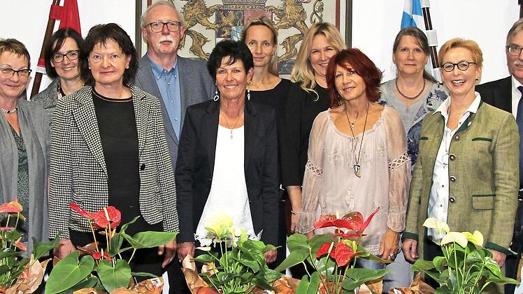Schulamtsdirektor Uwe Dörfer und Schulrätin Kerstin Zapf zeichneten Lehrerinnen und Lehrer für 25 oder 40 Jahre aktiven Dienst aus. Das Bild zeigt (von links) Heike Ströbel, Gudrun Vornhof-Gabeli, Schulrätin Zapf, Evelin Sesselmann, Silke Wachter, Monika Pflaum, Ludwig Kopp, Annegret Hümmrich-Korn, Beate Franz, Ulrike Schmidt, Irene Hartmann, Renate Schwarz, Ruth Birkner, Schulamtsdirektor Dörfer und Personalratsvorsitzenden Reinhard Horn.  Foto: Rainer Glissnik