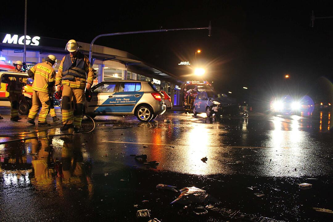 Unfall Bayreuth: Feuerwehr rettet Frau aus Auto