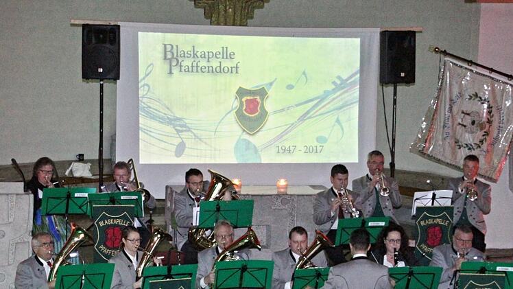 Das Neujahrskonzert der Blaskapelle Pfaffendorf in der Schlosskirche in Pfaffendorf war geprägt von Egerländer Musik und einer Rückschau auf die 70jährige Geschichte des Klangkörpers. Helmut Will