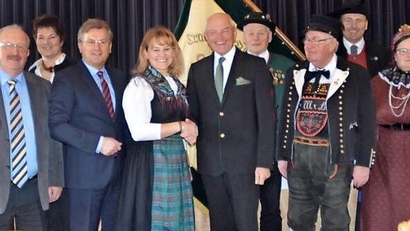 Große Freude herrschte bei den Gastgebern der Frühjahrsversammlung des Trachtengauverbandes Oberfranken. Bezirkstagspräsident Günther Denzler (7. v. l.) gratulierte Vorsitzender Bettina Rubel (6. v. l.) zum Zuschlag für die Ausrichtung der Landestagung des Bayerischen Trachtenverbandes.