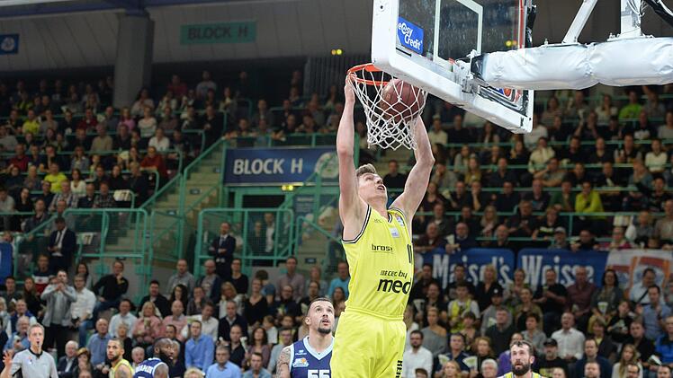 Andreas Seiferth mit einem Dunking. Foto: Peter Mularczyk