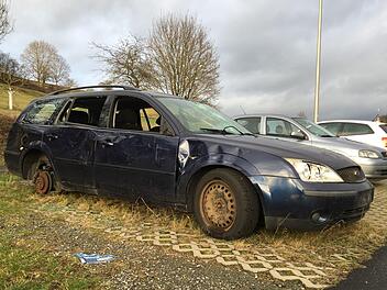 Annähernd ein Jahr lang stand ein Auto-Wrack auf dem Pendler-Parkplatz bei Machtilshausen. Vergangene Woche wurde es nun auf Anordnung des Landratsamtes endlich entsorgt. Foto: Archiv/Ralf Ruppert