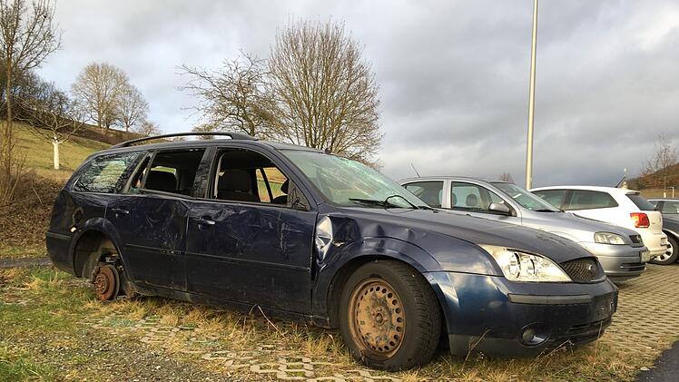 Annähernd ein Jahr lang stand ein Auto-Wrack auf dem Pendler-Parkplatz bei Machtilshausen. Vergangene Woche wurde es nun auf Anordnung des Landratsamtes endlich entsorgt. Foto: Archiv/Ralf Ruppert