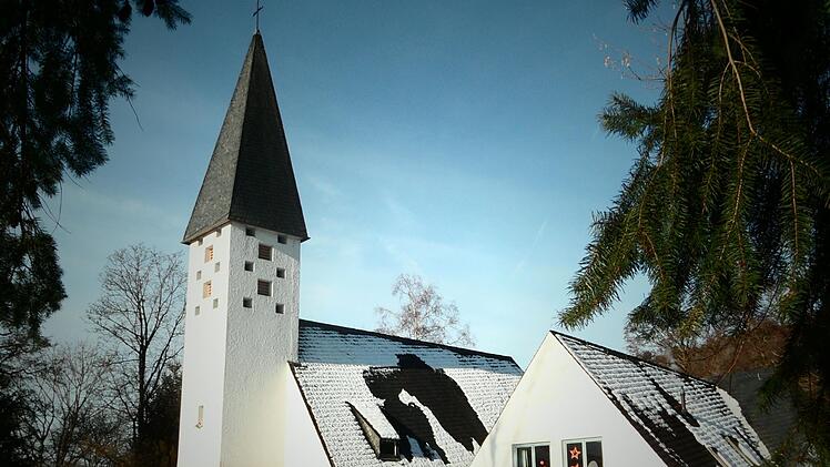 Ob es an Weihnachten heuer auch schneit? Gottesdienste werden zu Heiligabend auf jeden Fall gefeiert. Im Bild: Die evangelische Kirche Bad Brückenau. Foto: Archiv/Dieter Weber