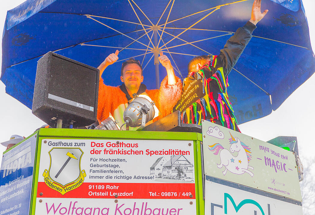 Buntes Faschingstreiben begeistert groß und klein.