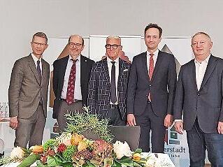 Bei der Unterzeichnung der Charta (von links): Münnerstadts Bürgermeister Michael Kastl, Schweinfurts OB Sebastian Remelé, Dr. Johannes Mühler (Vorsitzender des Hospizvereins Schweinfurt), Rhön-Grabfelds stellvertretender Landrat Bruno Altrichter,...