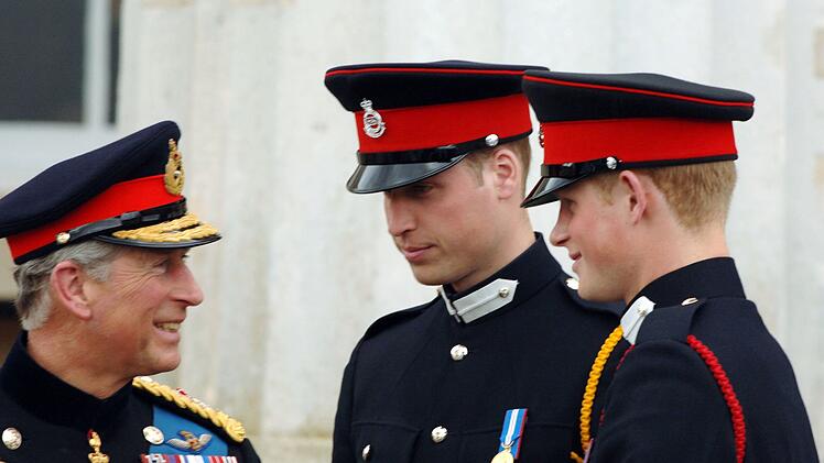 Kann es eine Vers&ouml;hnung zwischen K&ouml;nig Charles III. (links), Prinz William (Mitte) und Prinz Harry geben?