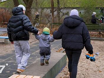 Als Jacky und Eugen ungeplant schwanger sind, steht eine Frage im Raum: Soll das Kind zur Welt kommen?
